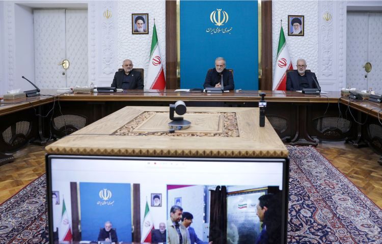 تصاویری از افتتاح نیروگاه خورشیدی ۱۲۰ مگاواتی توسط پزشکیان 