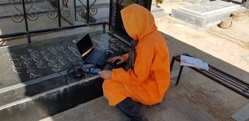 طلبه غسال شیرازی پای جلسه امتحان مجازی +عکس