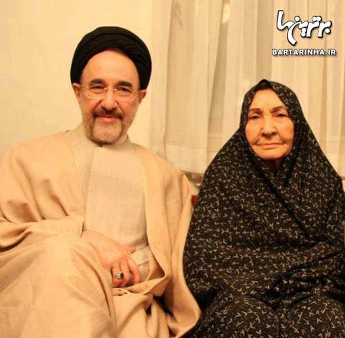 عکس/ سیدمحمد خاتمی در کنار مادرش