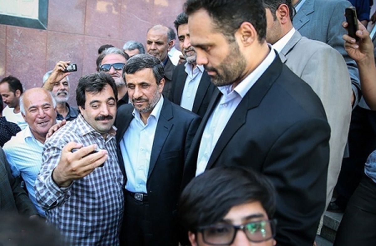 عکس سلفی با احمدی‌نژاد