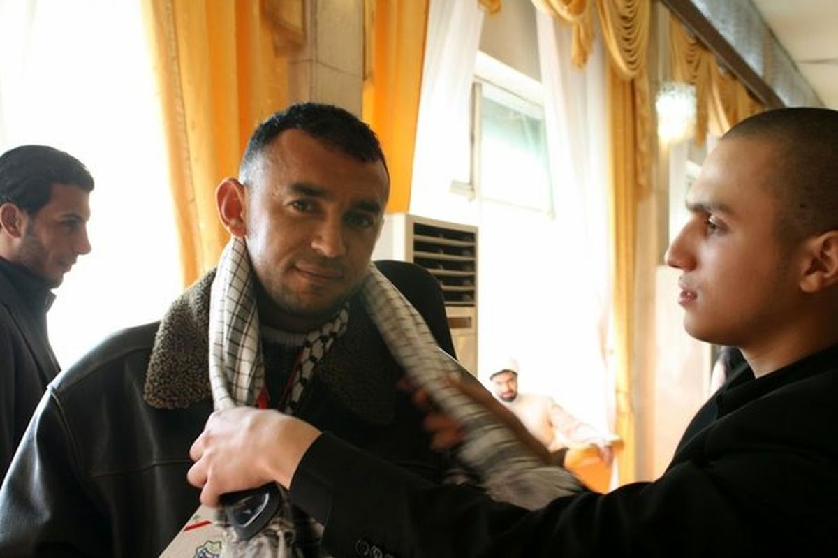 «جهادمغنیه»درحال‎توزیع‌چفیه‌رهبری/تصاویر