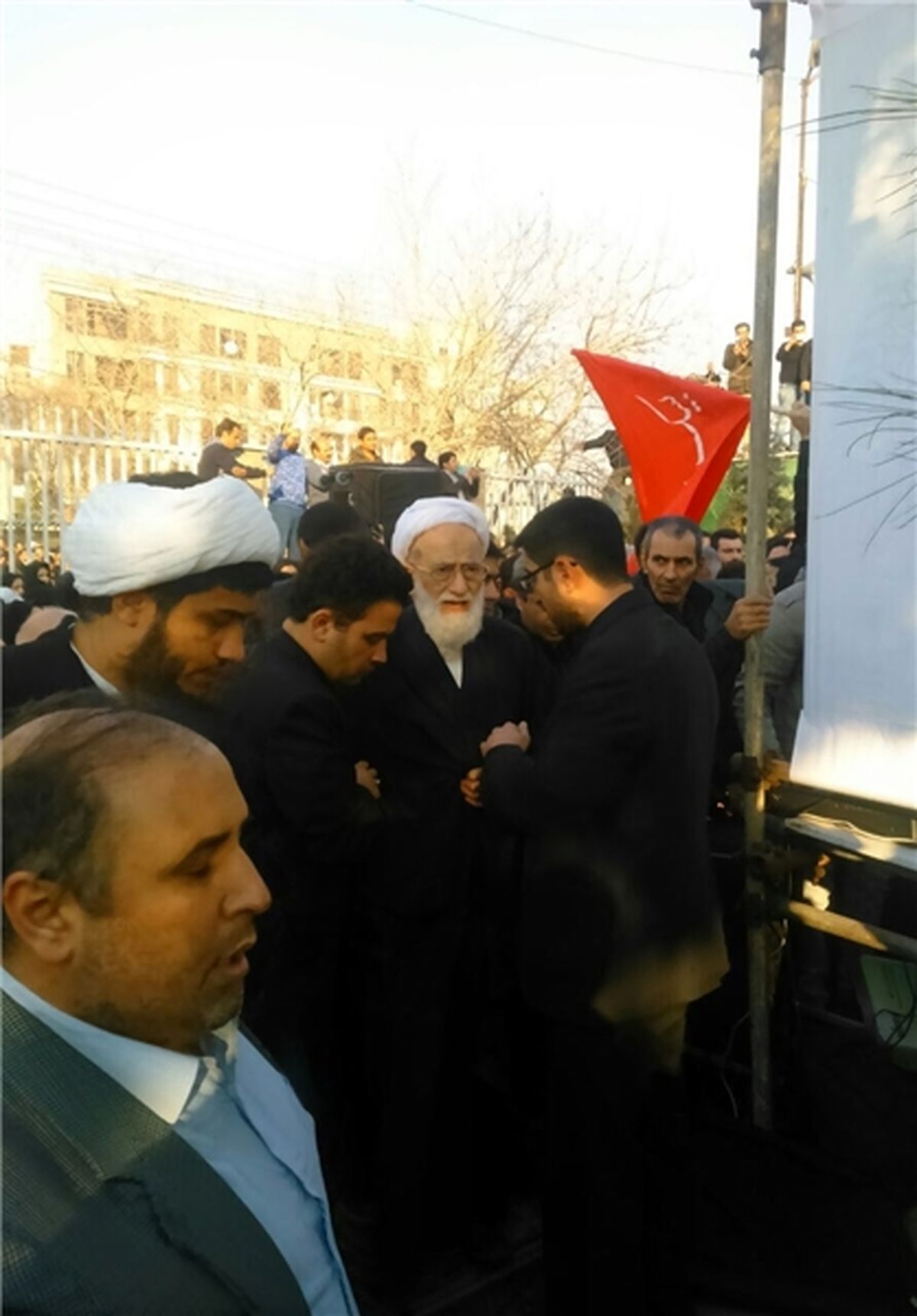 اشک‌های آیت‌الله امامی‎کاشانی در تشییع محافظش+عکس