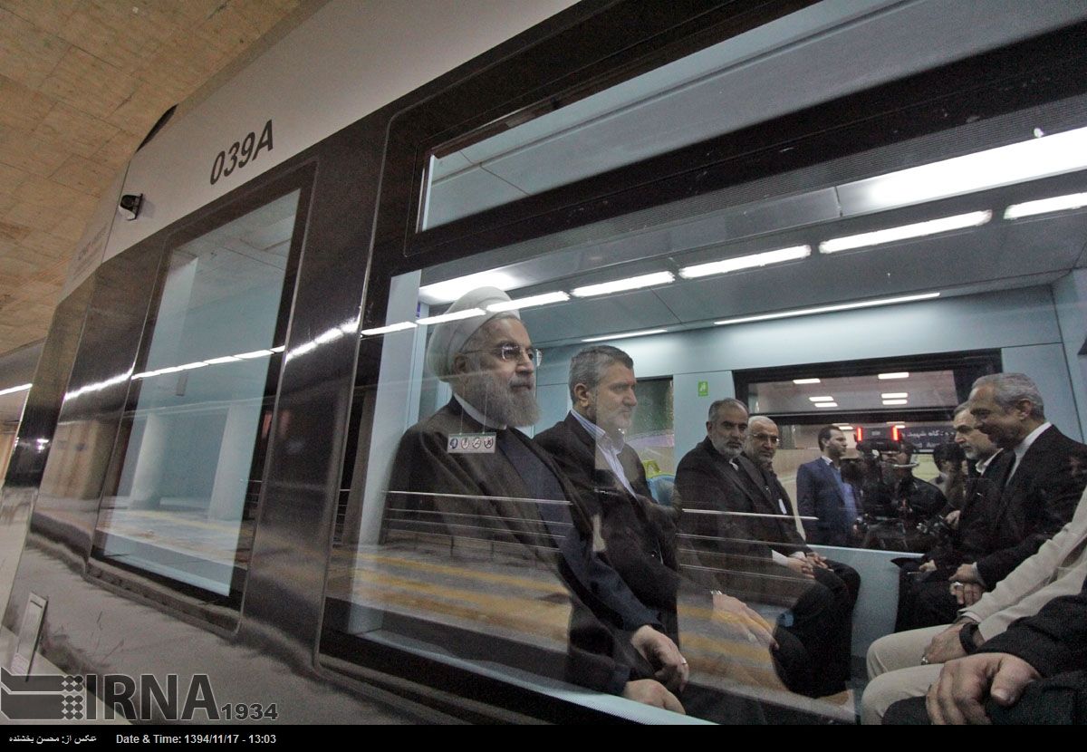 گزارش تصویری ۱۷ بهمن‌ماه: از متروسواری روحانی در مشهد تا سمند سواری ناطق‌نوری در تهران