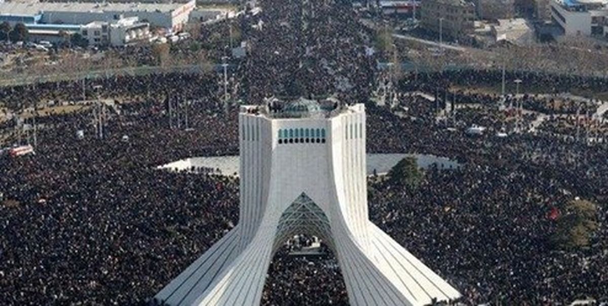 انبوه تصاویر سپهبد سلیمانی در دست راهپیمایان +قطعنامه