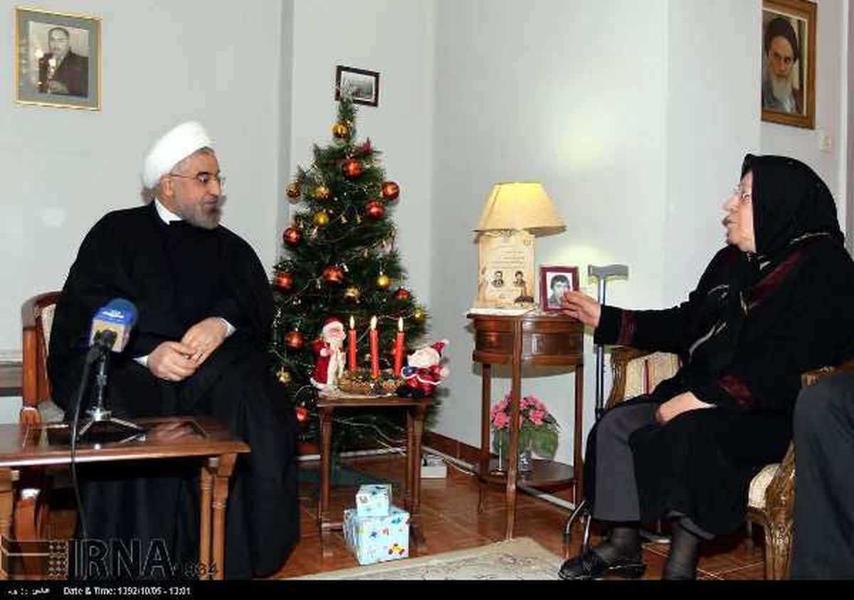 هدیه کریسمس مادر شهید به روحانی/عکس