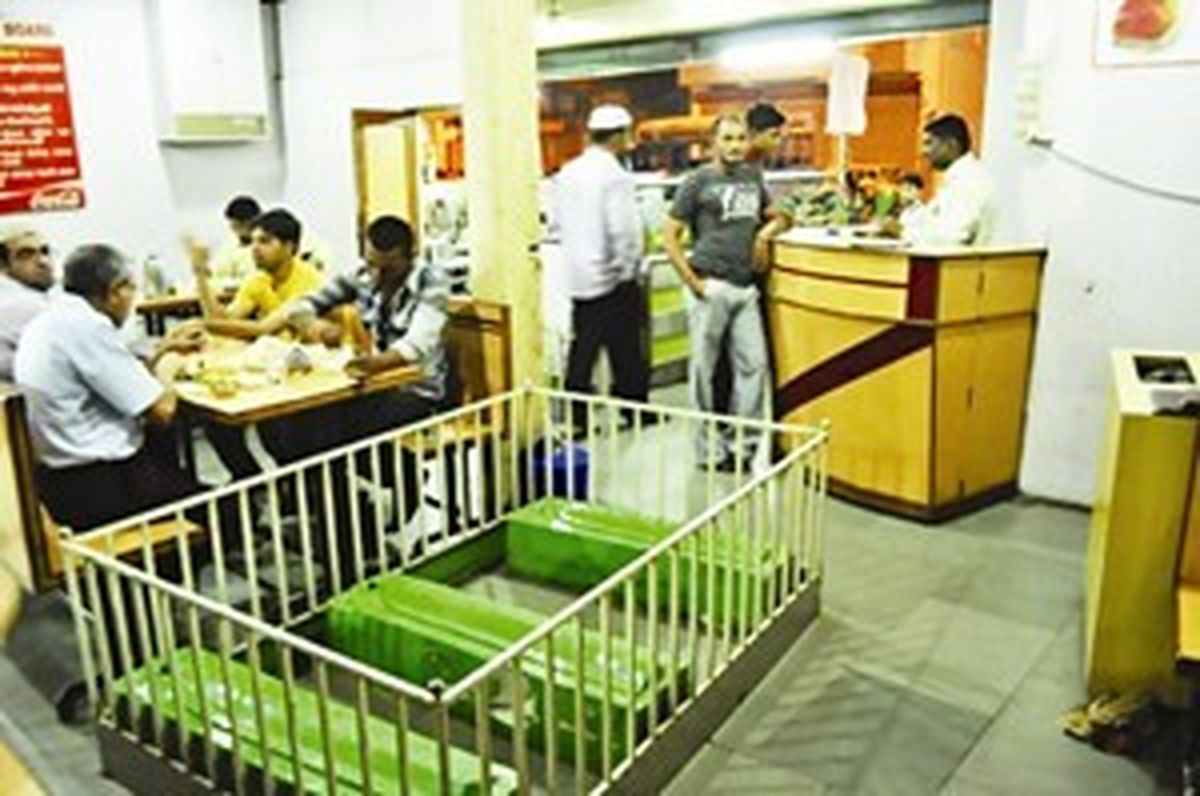 صرف غذا با مردگان در رستوران/عکس