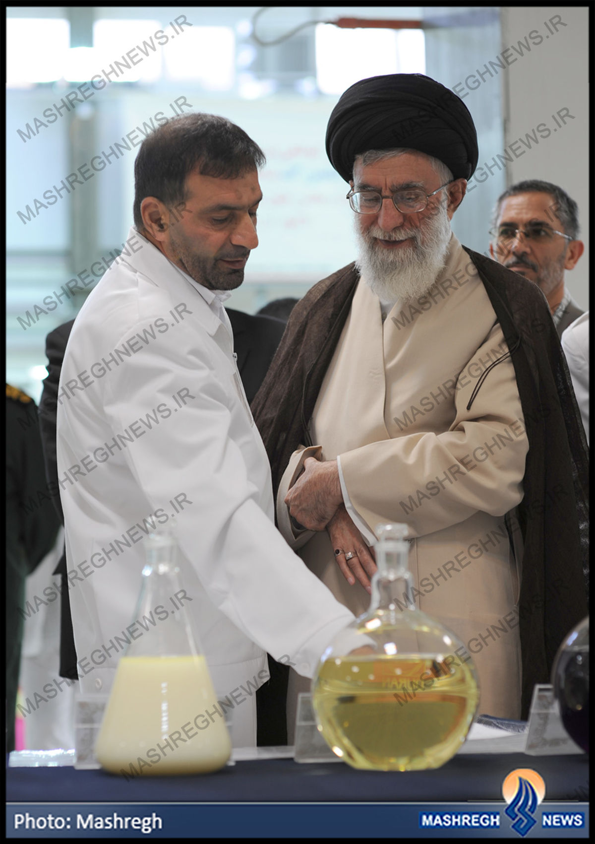 گزارش یک دانشمند به رهبر انقلاب/عکس