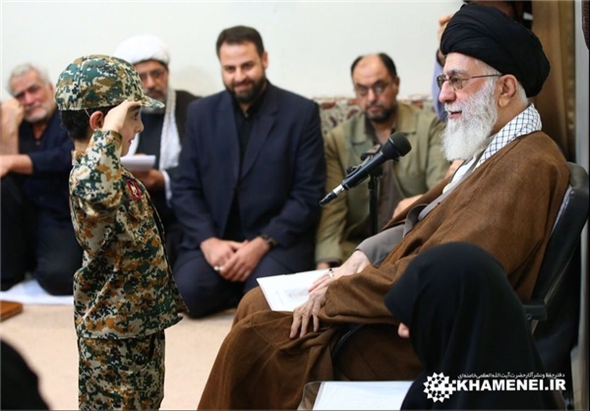 احترام نظامی فرزند شهید مدافع حرم به رهبر انقلاب +عکس