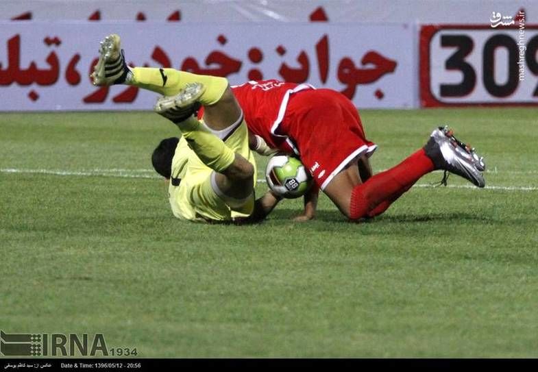 عکس: جنجالی‌ترین صحنه دیدار پرسپولیس و تراکتور