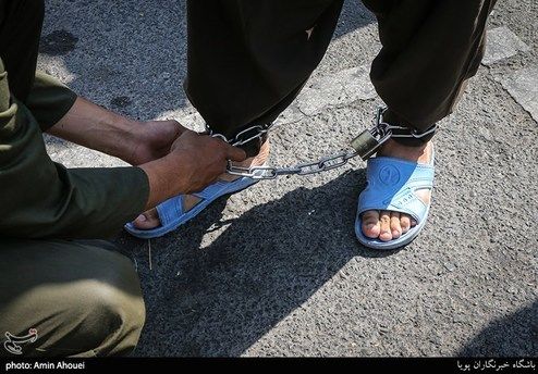 زمین‌گیر شدن سارق چاقو به دست توسط مأمور زخمی