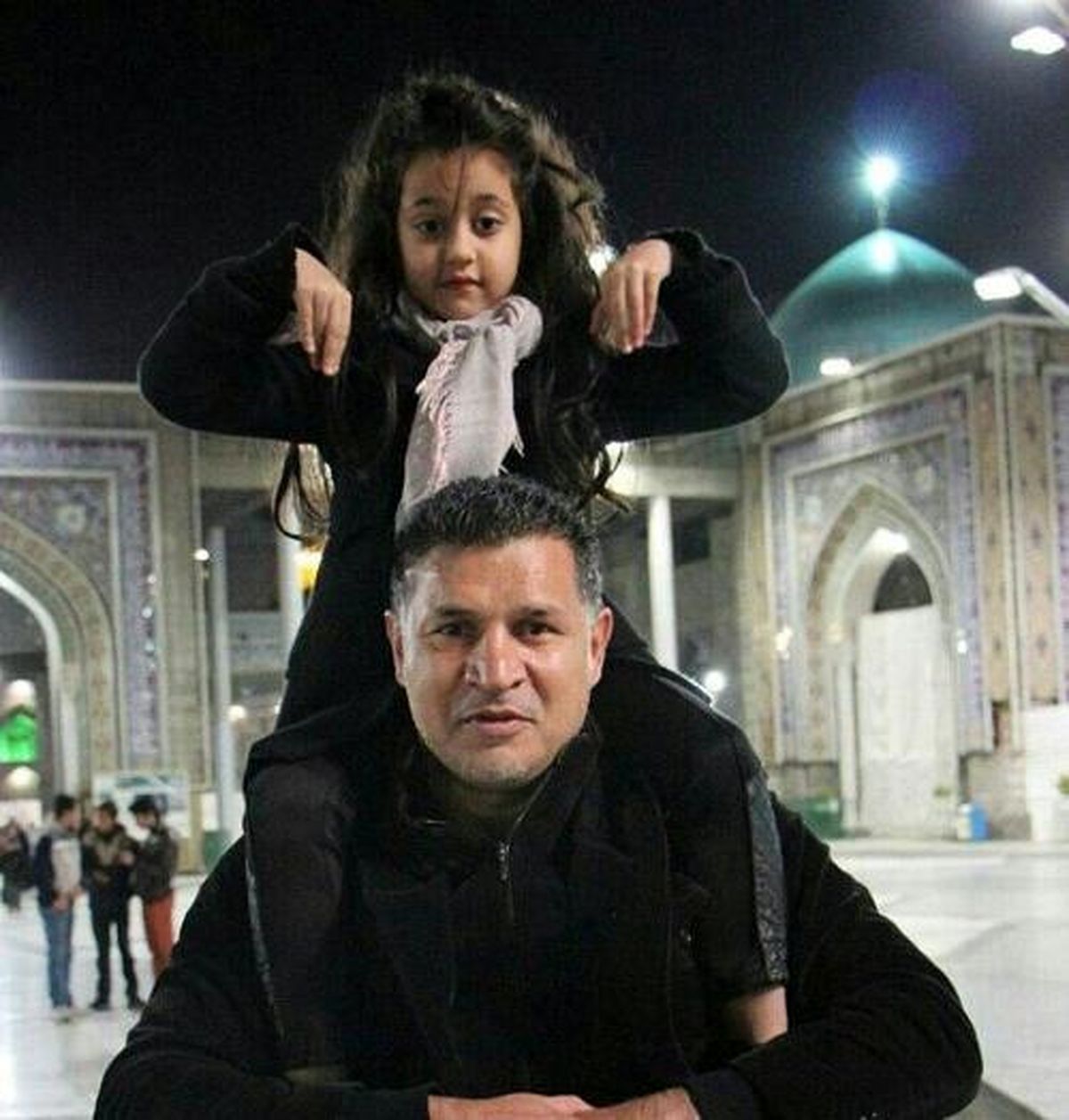 عکسی از نورا روی دوش علی دایی