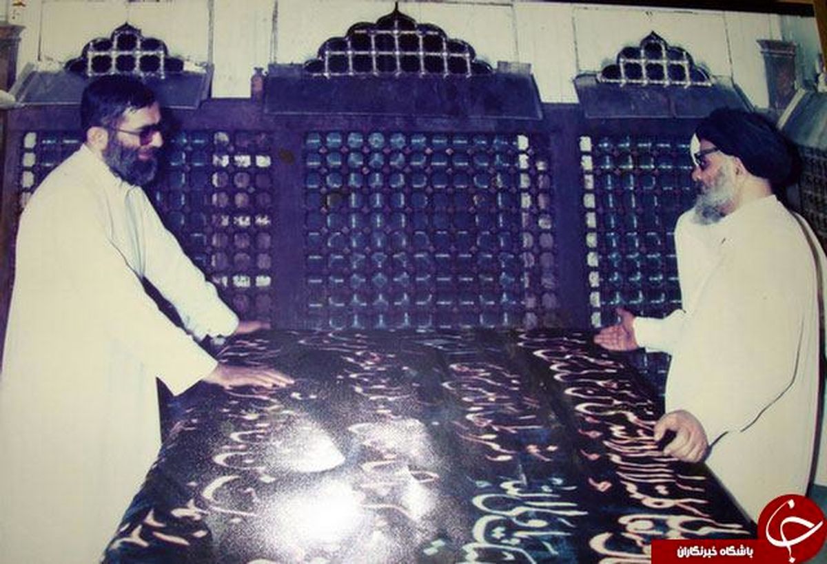 رهبر انقلاب در حال غبار روبي حرم امام رضا +عكس