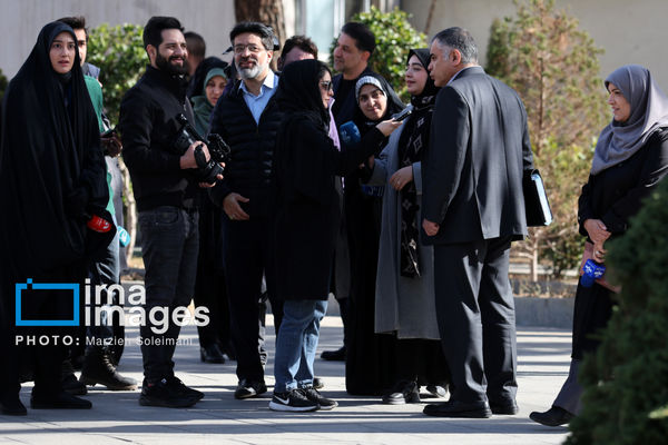 اعضای هیأت دولت در جمع خبرنگاران