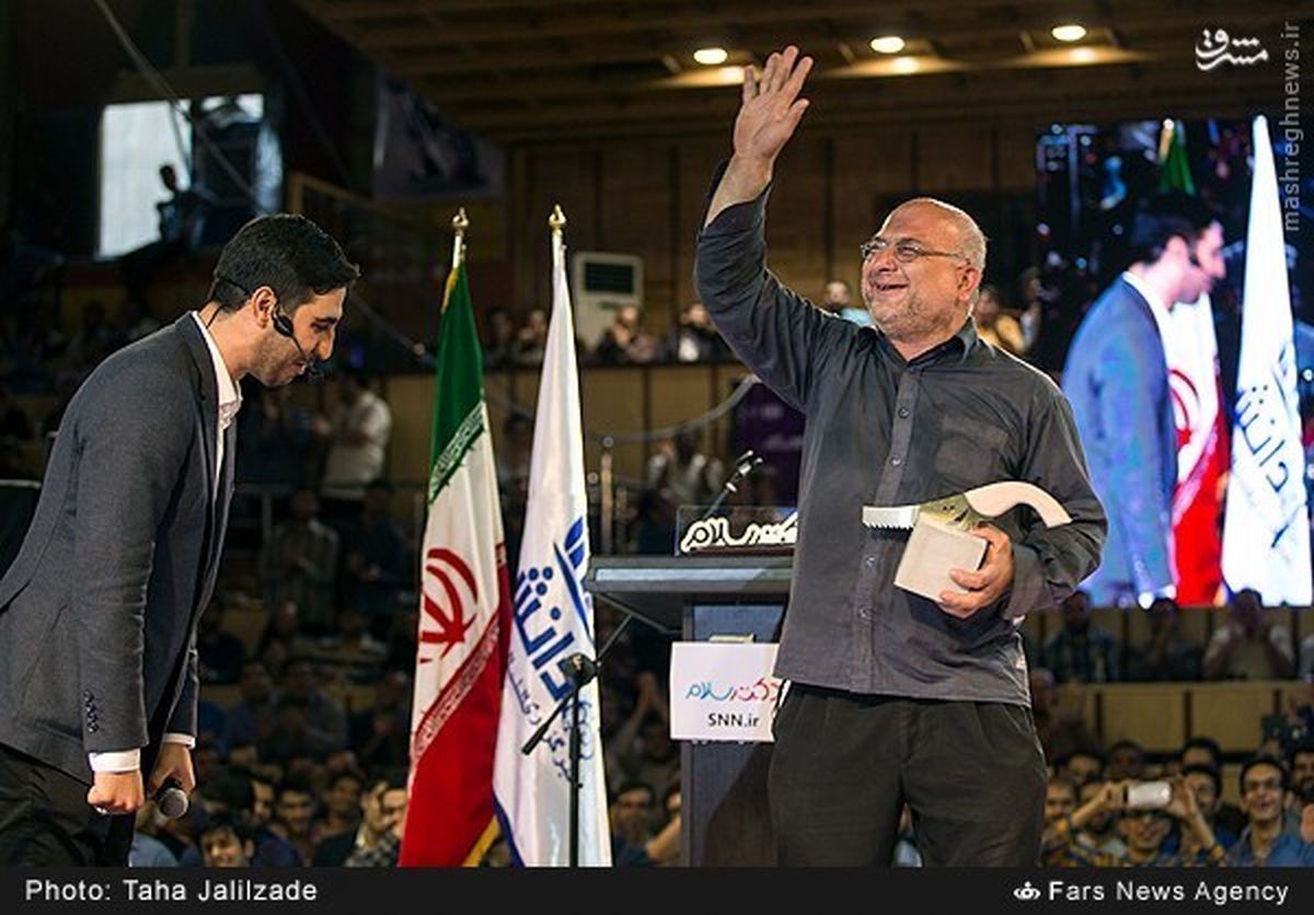 عکس: تقدیر از مردی که در اکثر برنامه‎های خبری حضور دارد