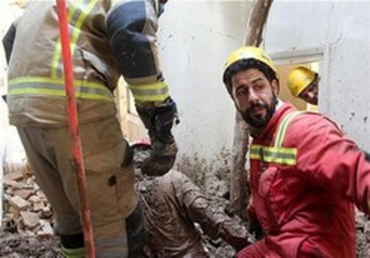 حبس دو کارگر جوان زیر تلی از آوار
