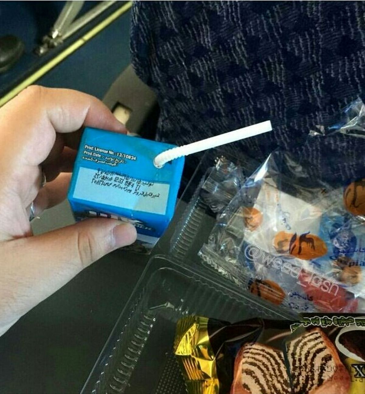 عکس: توزیع شیر ویژه مدارس در هواپیما