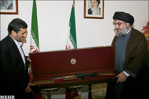 تصویر: هدیه سید حسن نصرالله به احمدی نژاد