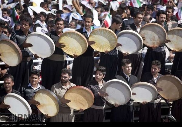 عکس: دف نوازی به افتخار روحانی