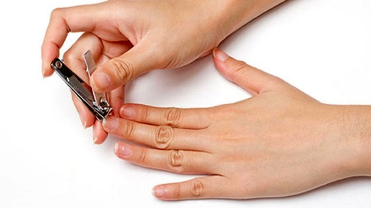 چرا نباید در شب ناخن گرفت؟