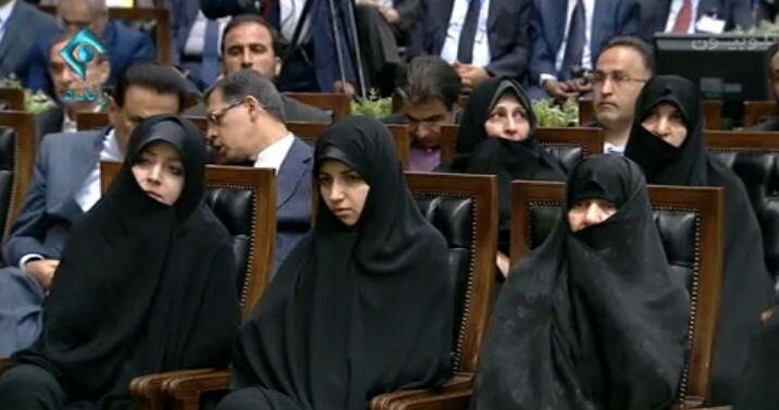 عکس: دختران روحانی در مراسم تحلیف پدرشان