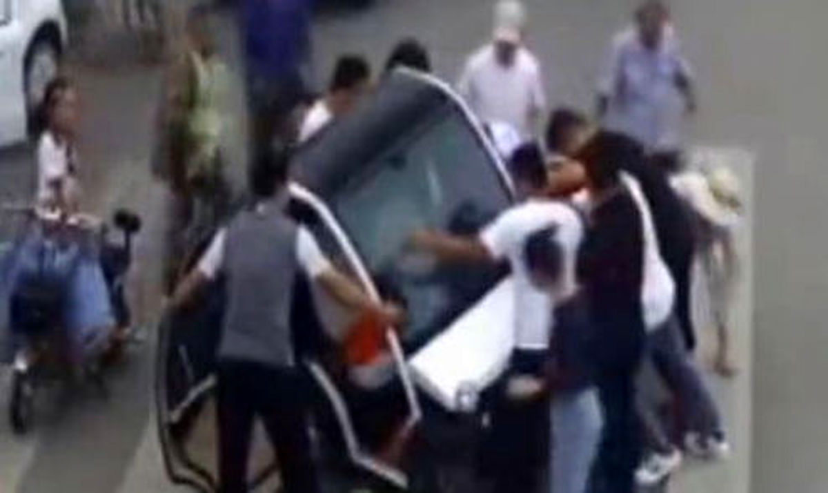 زنی که زیر چرخ‌های ماشین برقی له شد +فیلم