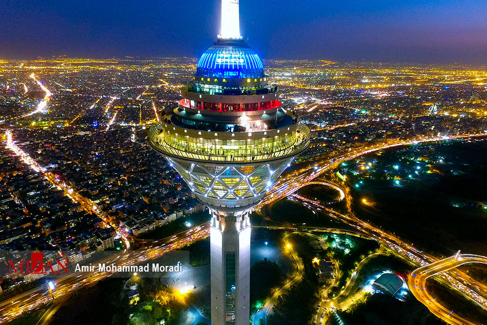 عکس: نمای دیده نشده از برج میلاد در شب