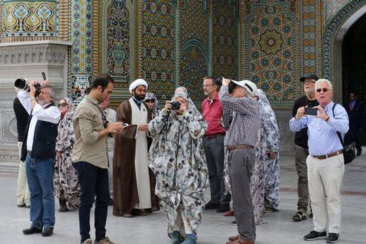 تصاویر: پوشش توریستهای مسیحی در حرم حضرت معصومه(س)