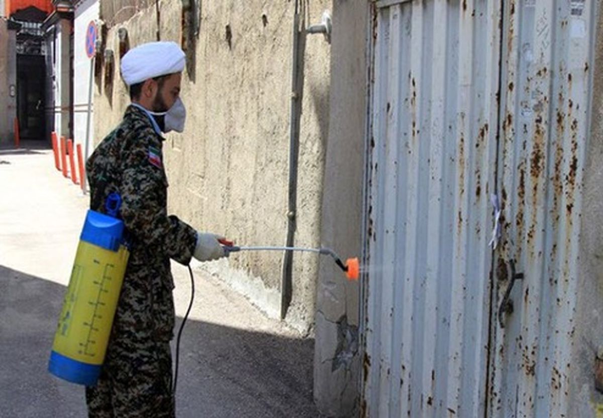 طلبه جهادگر در حال ضدعفونی کردن کلیسا +عکس