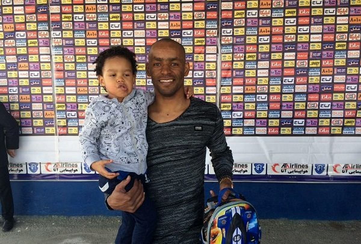 مهاجم برزیلی گسترس فولاد با دخترش آمد +عکس