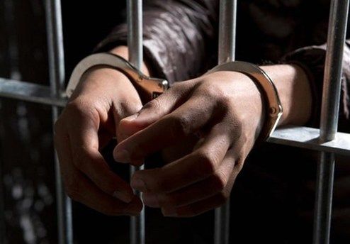 دستبند پلیس اهواز بر دستان زورگیر شمشیر به دست
