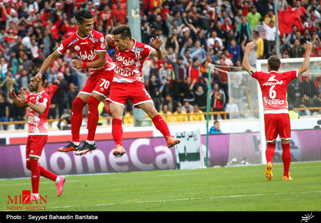 دو فریم از خوشحالی جنجالی پرسپولیسی‌ها در دربی +عکس