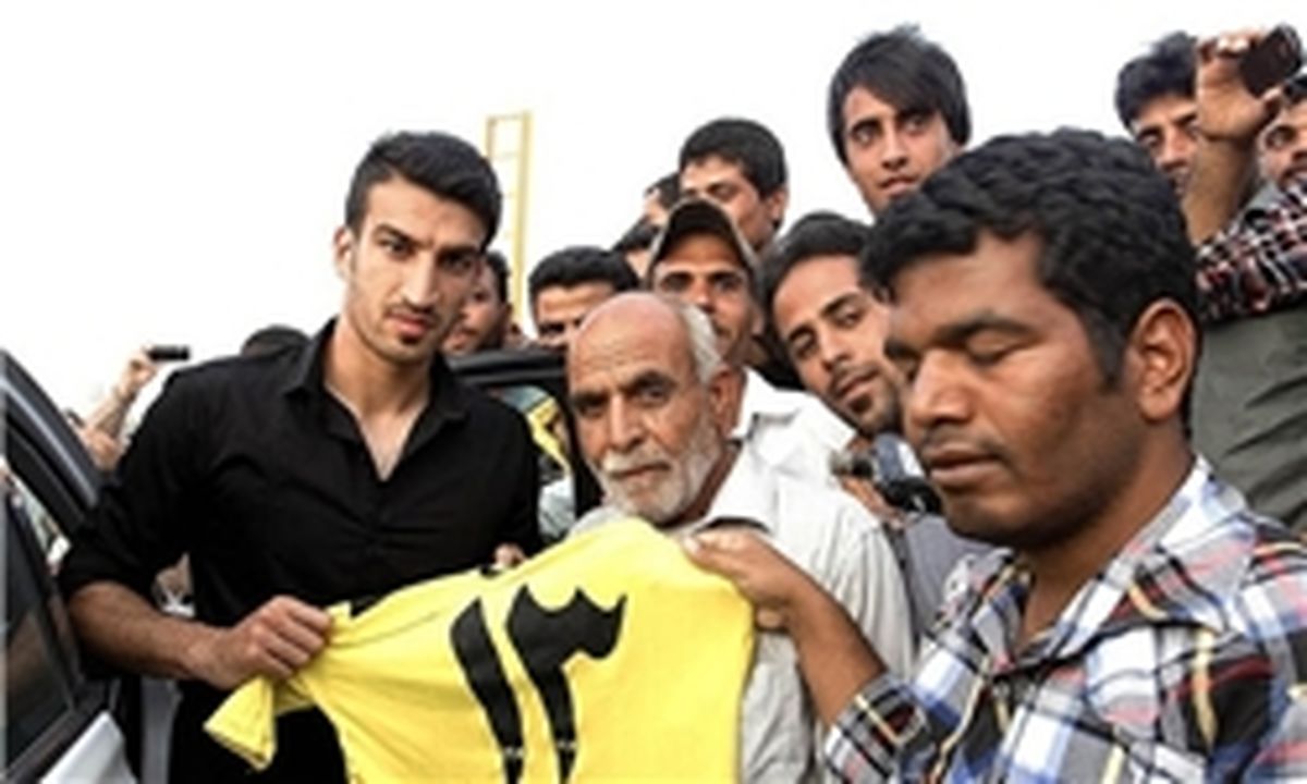 بازیکن پرسپولیس درکنار همشهریان