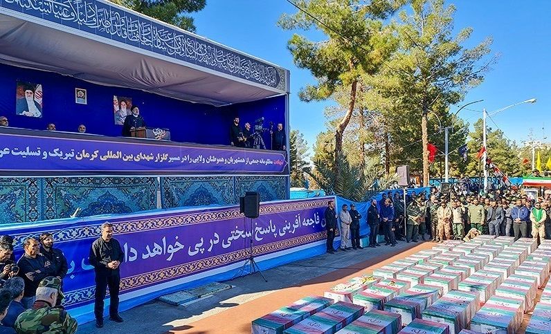  تشییع شهدای حادثه تروریستی کرمان با حضور  رئیسی | وداع جانسوز کرمانی‌ها‌ /مردم ‌انتقام می‌خواهند + فیلم