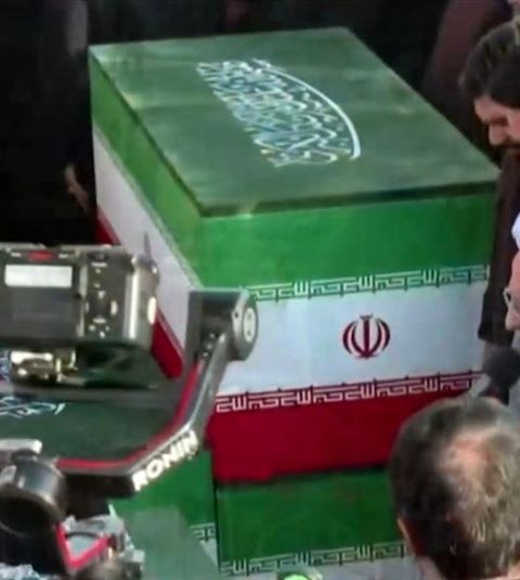 اقامه نماز بر پیکر مطهر رهبر شهید انقلاب و شهدای خانواده ایشان در مسجد مقدس جمکران/پرچم خون‌خواهی رهبر شهید به اهتزار درآمد