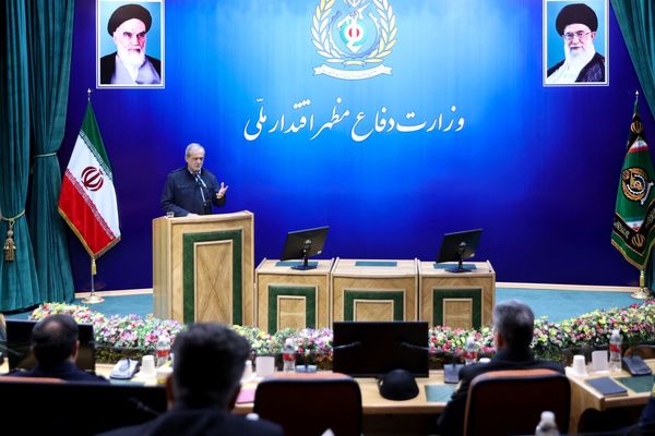 پزشکیان: ظرفیت‌های وزارت دفاع می‌تواند کمک بزرگی به ساماندهی ناترازی‌ها کند / دشمنان به دنبال این است که به مشکلات اقتصادی دامن بزنند.