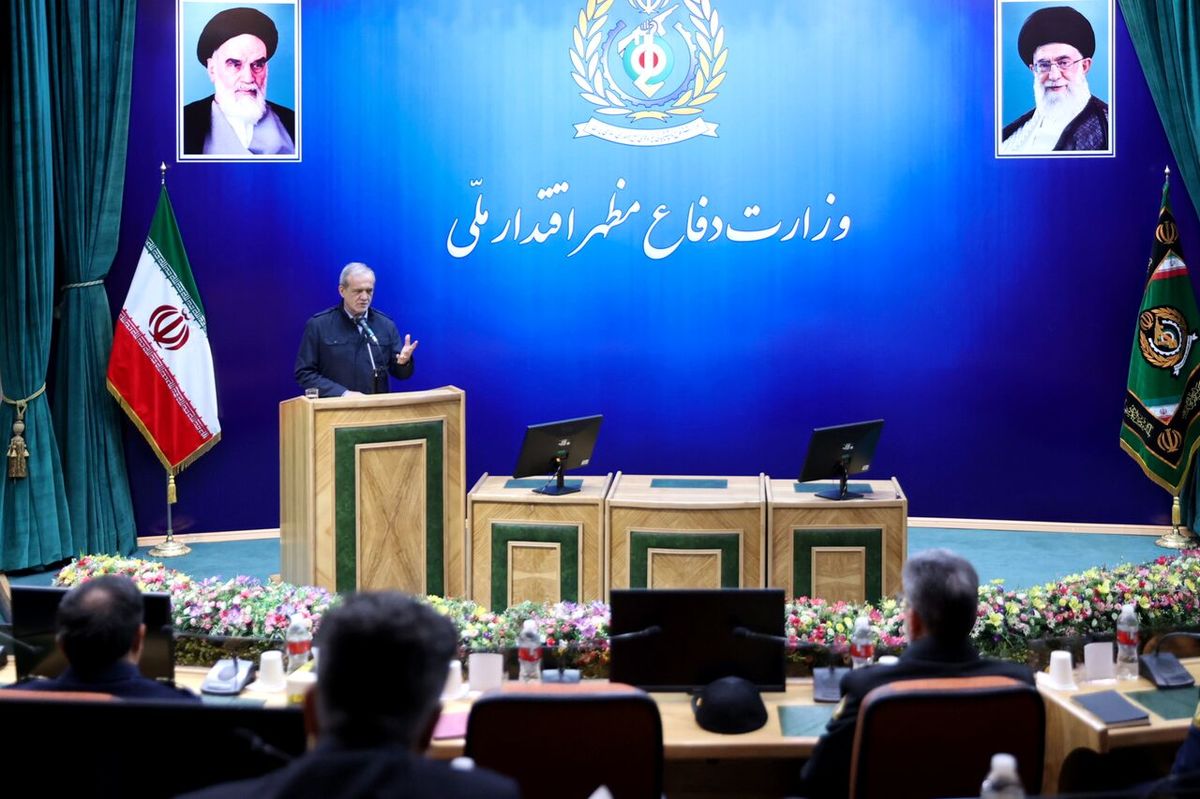 پزشکیان: ظرفیت‌های وزارت دفاع می‌تواند کمک بزرگی به ساماندهی ناترازی‌ها کند / دشمنان به دنبال این است که به مشکلات اقتصادی دامن بزنند.