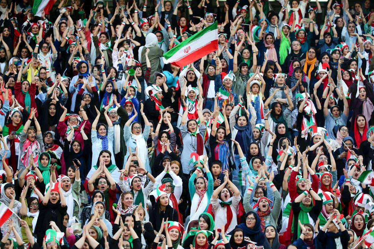 سایه تعلیق روی سر فوتبال