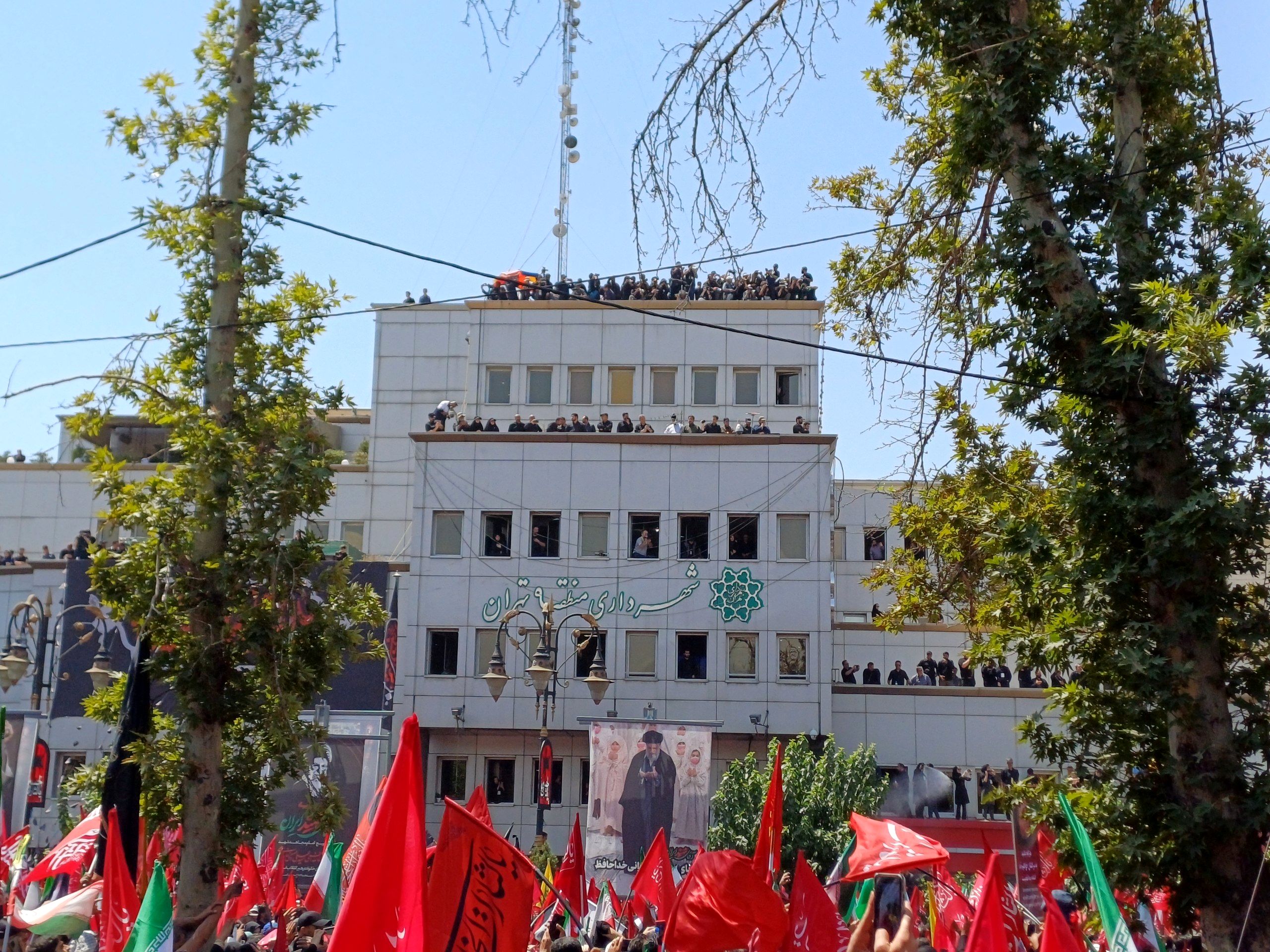 عکسی متفاوت از تلاش عکاسان و خبرنگاران برای پوشش خبری مراسم تشییع رهبر شهید