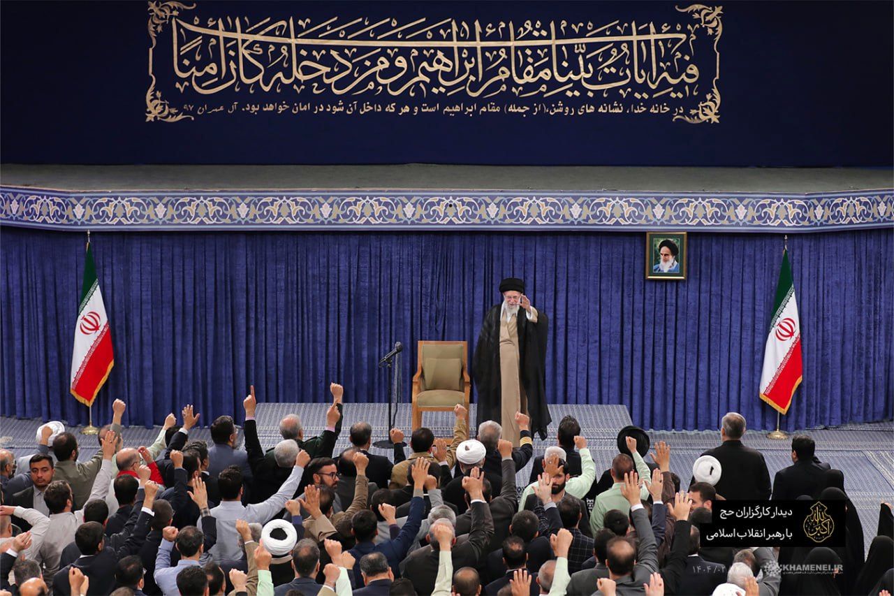 دیدار کارگزاران حج با رهبر انقلاب  و طنین‌انداز شدن نوای تلبیه