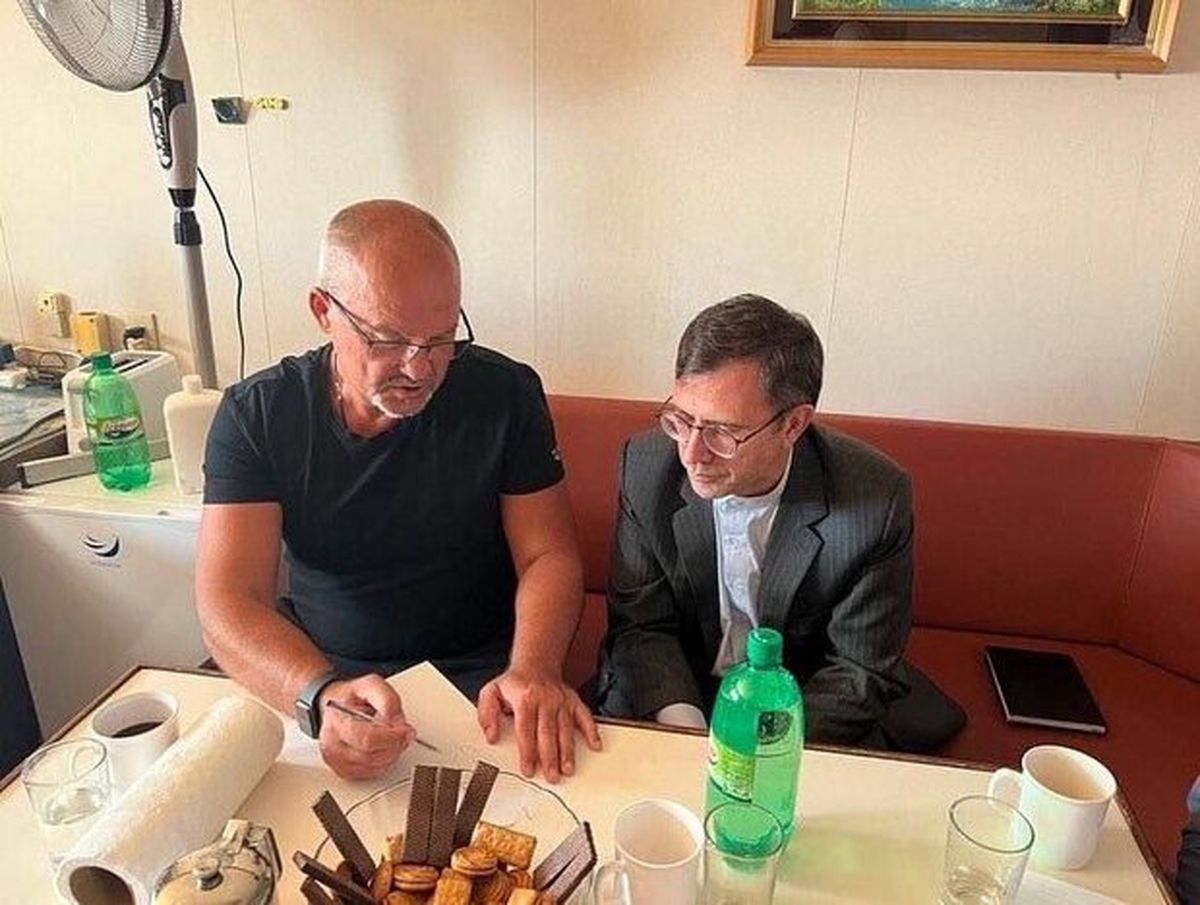 بازدید نادری از نفتکش توقیف شده ایران در یونان