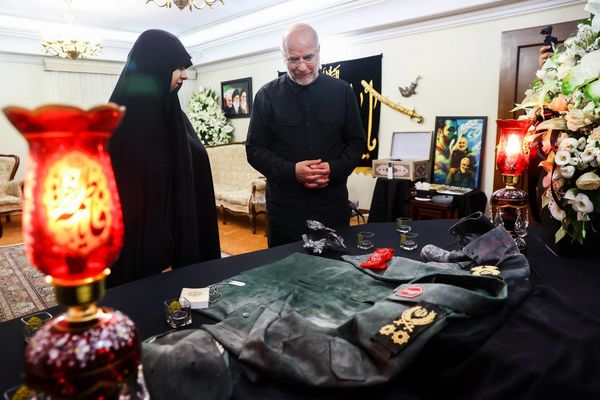 تصاویر: نمایش لباس‌ها و آثار به جامانده از سپهبد شهید سلامی در حاشیه حضور قالیباف در منزل این شهید والامقام