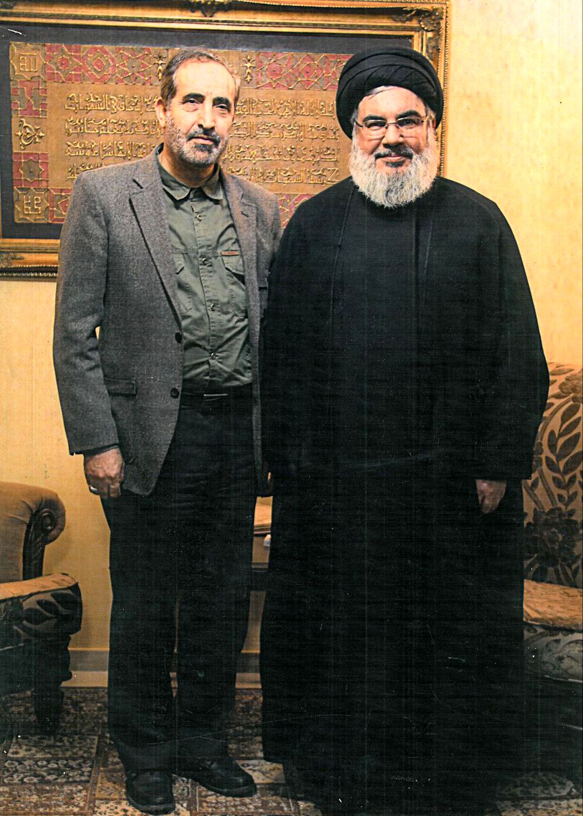 تصویری از شهید شادمانی در کنار شهید سید حسن نصرالله