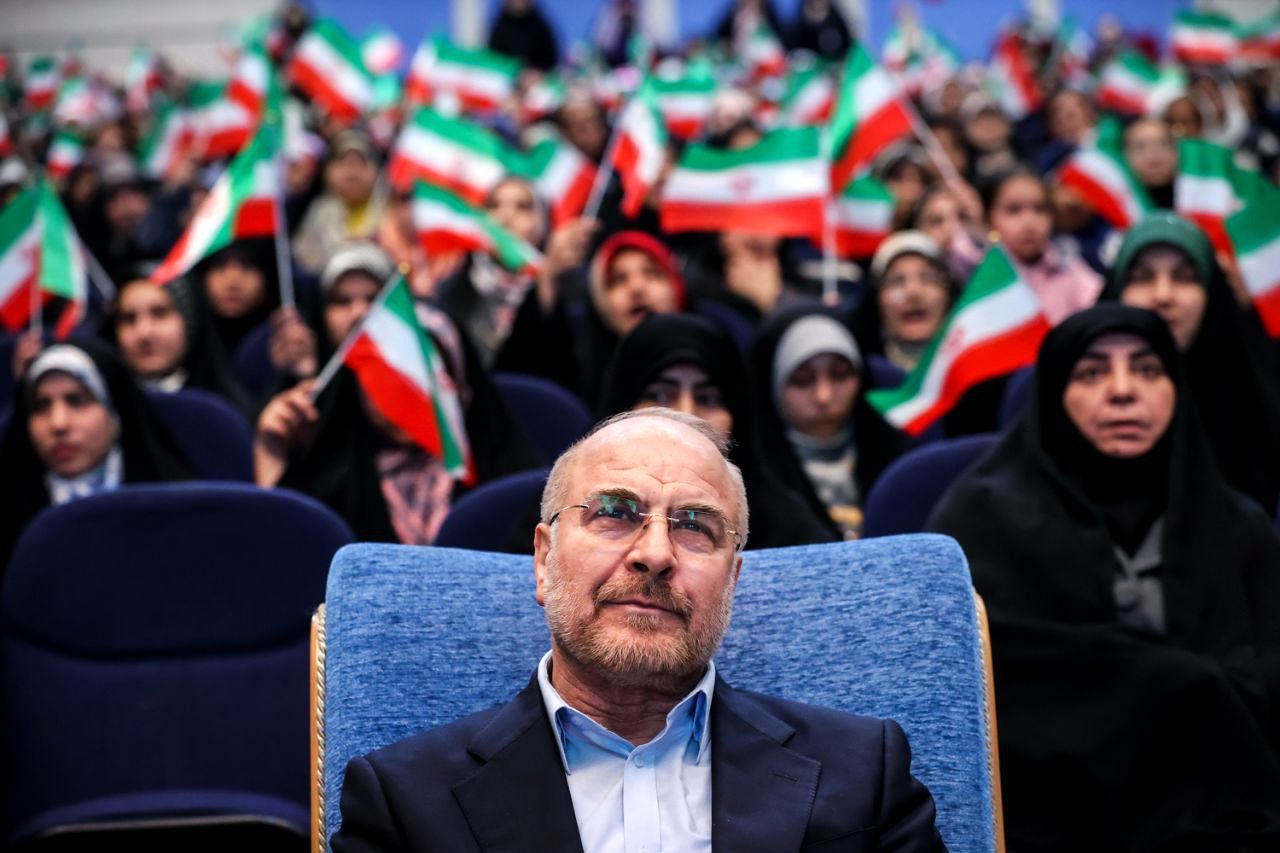 تصاویر: گردهمایی بزرگ «ایران آینده» و حضور قالیباف، در جمع دختران جوان دانشگاه و محلات تهران 