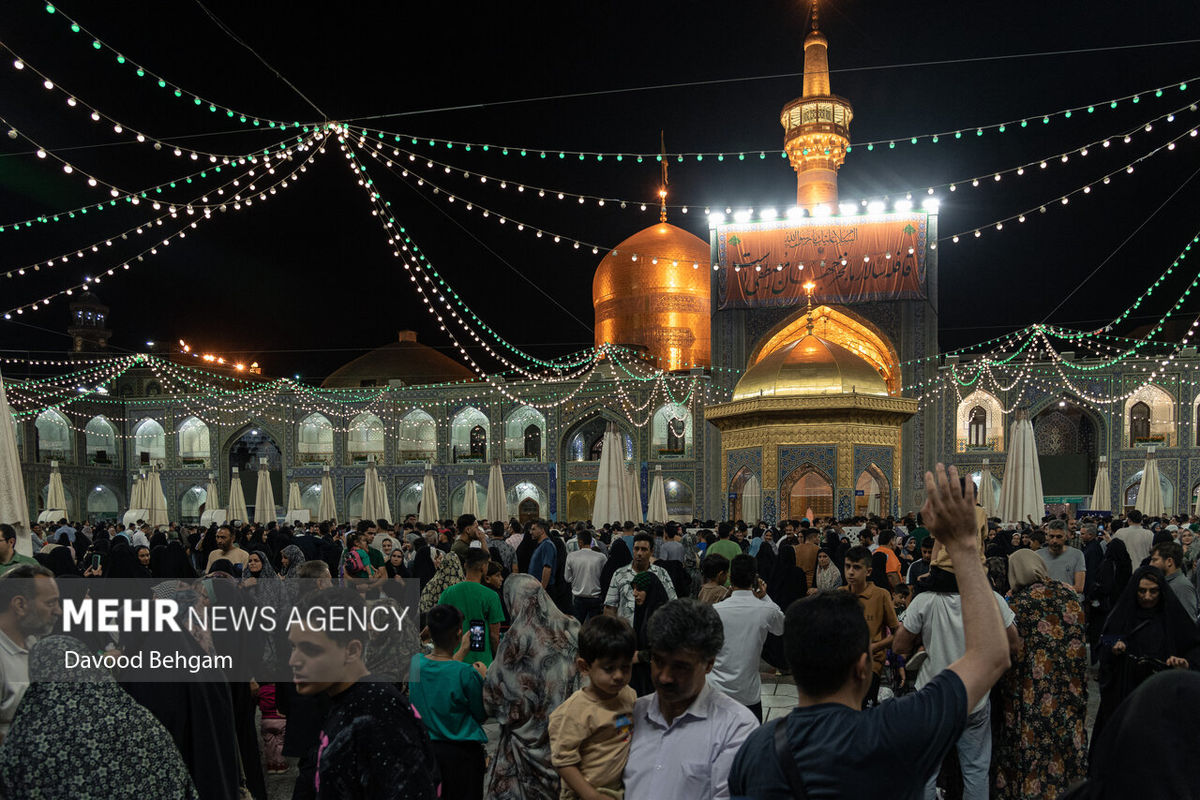 شمع‌گردانی خدام حرم رضوی در مراسم خطبه‌خوانی شب عاشور