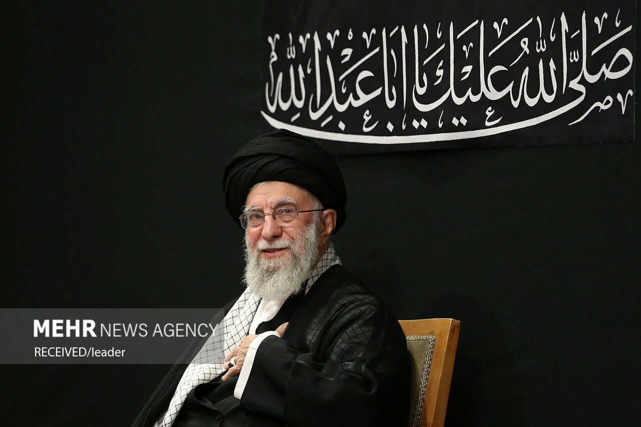 روایت حاضران در حسینیه امام خمینی(ره) از لحظه حضور تاریخی رهبر انقلاب در مراسم شب عاشورا