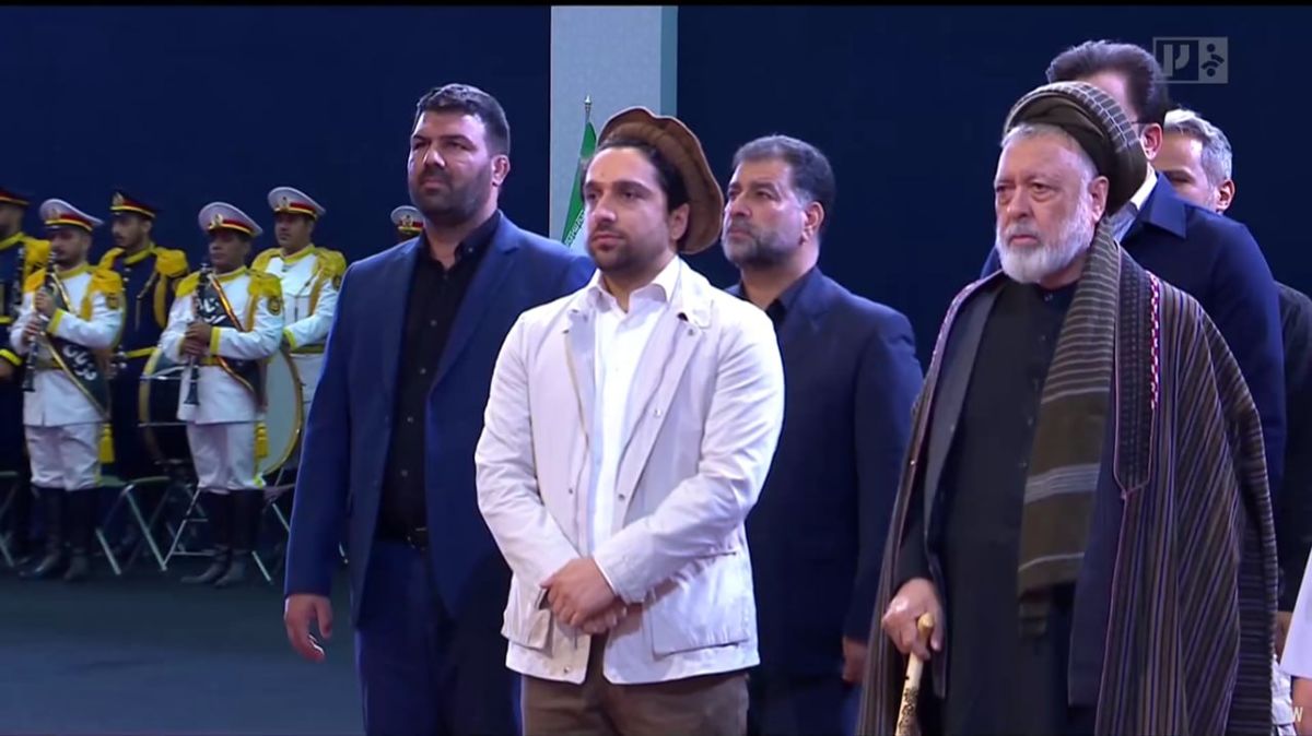 ادای احترام احمد مسعود بر پیکر مطهر رهبر شهید انقلاب +عکس