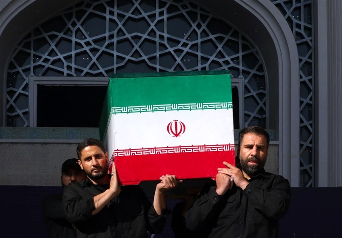 آغاز آیین تشییع پیکر مطهر آقای شهید ایران/ پرچم‌های سرخ انتقام در دستان مردم عزادار + مسیر مراسم تشییع 