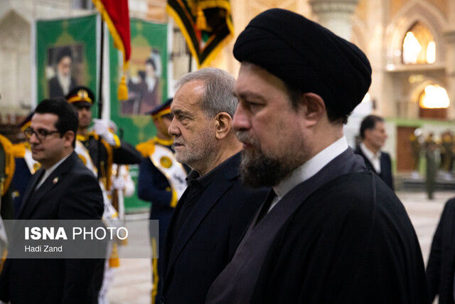 تصویری از مسعود پزشکیان بر سر مزار آیتآلله هاشمی