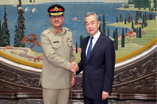 دیدار فوری عاصم منیر با وزیر خارجه چین در میان مذاکرات ایران و آمریکا 
