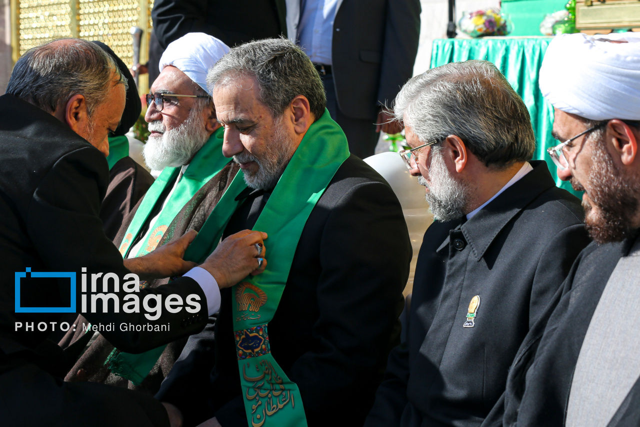 تعویض پرچم حرم مطهر امام رضا(ع) با حضور عراقچی